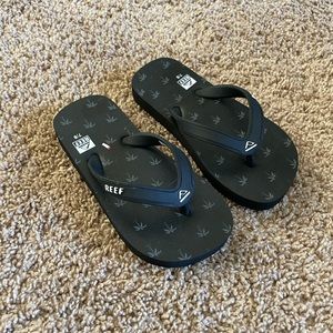 NWOT-Reef black flip flops size 7/8 children